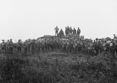 Groepsportret buiten van een tankbemanning en enkele leden van de 5e Australische Infanteriebrigade, 8 augustus 1918 door Australian Photographer
