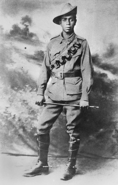 Portret van een Aboriginal militair, 234 soldaat (Pte) Walter Christopher (Chris) George Saunders, c.1916 door Australian Photographer