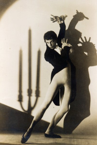 Robert Helpmann (1909-86) in Apparitions, 1936 door Australian Photographer