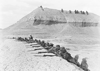 Zijaanzicht van mannen van de 5th Australian Light Horse Brigade, alert in een deel van de bruggenhoofd, april 1918 door Australian Photographer