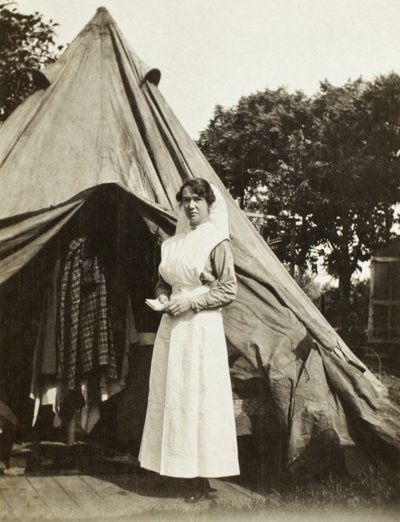 Zuster Ada Smith van het 2e Australische Casualty Clearing Station nabij Steenwerck, Trois Arbres, Frankrijk, 1916 door Australian Photographer