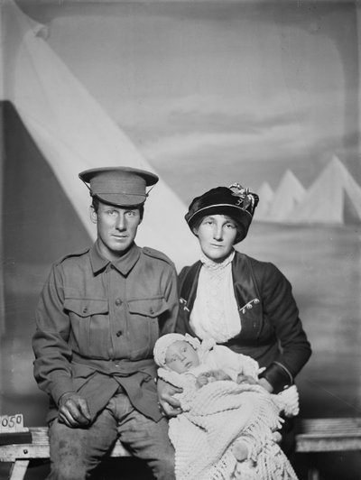 Studiportret van 1159 soldaat George Beamish Swanton, 24th Battalion van Australië, uit Werribee, Victoria, met zijn vrouw Nellie en jonge baby, Joan Helen, ca. mei 1915 door Australian Photographer