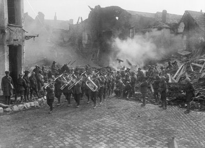 De band van de 5th Australian Infantry Brigade, geleid door bandmeester Sergeant A Peagam van het 19th Battalion, die door de Grande Place (stadsplein) van Bapaume marcheert, spelend de Victoria March, Bapaume door Australian Photographer