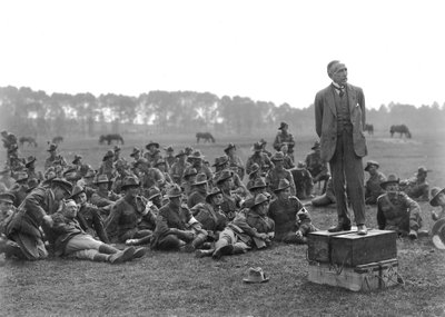 De Right Honourable William Morris (Billy) Hughes, staand op een platform bestaande uit vier munitiekisten, toespreekt een bijeenkomst van de 5th Australian Field Ambulance, nabij La Motte ongeveer een kilo door Australian Photographer