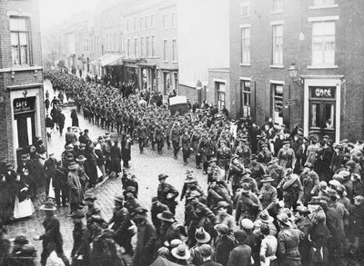 Het laatste contingent van de 1e Divisie Artillerie, AIF, verlaat de stad om in Charleroi op de trein te stappen voor hun reis naar huis, Chatelineau, België, 26 november 1919 door Australian Photographer