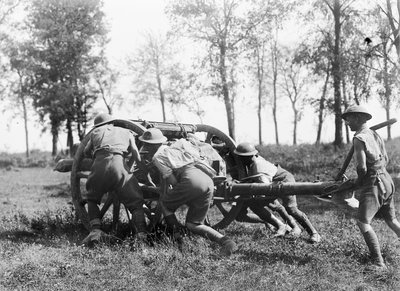 Onbekende leden van de 7th Brigade, Australian Field Artillery die een van hun kanonnen in positie brengen nabij Gressaire Wood, om de aanval van de 9th Infantry Brigade nabij Bray-sur-Somme te ondersteunen, 22 augustus 1918 door Australian Photographer