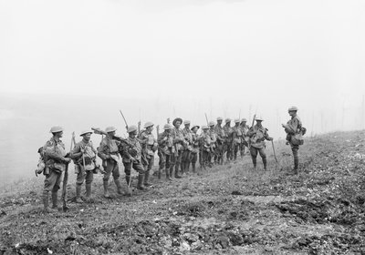 Warfusee-Abancourt, Frankrijk: Luitenant Rupert Frederick Arding Downes MC die zijn peloton van B Company, 29th Battalion, toespreekt tijdens een rustpauze nabij de dorpen Warfusee en Lamotte voor de voor door Australian Photographer