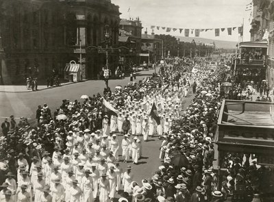 Vrouwen houden een Vredesdagmars langs King William Street, Adelaide, Zuid-Australië, november 1918 door Australian Photographer