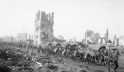Ieper, België. 18 oktober 1917. Pakmuilezels brengen voorraden met de infanterie. Let op de door granaten beschadigde gebouwen op de achtergrond, 18 oktober 1917 door Australian Photographer