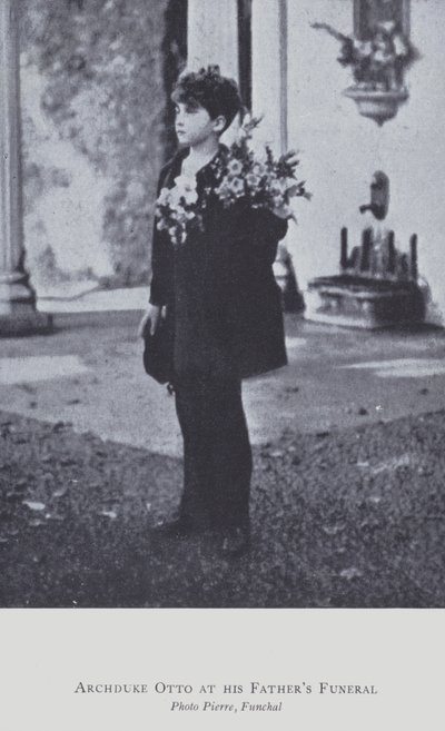 Aartshertog Otto van Oostenrijk op de begrafenis van zijn vader in 1922 door Austrian Photographer