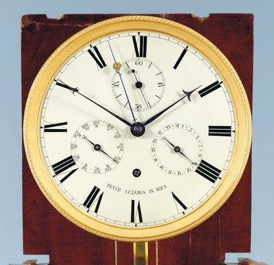Een maandlopende bodenstanduhr met tijdsvergelijking en volledige kalender door Austrian School