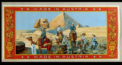 Toeristen bij de piramides in Egypte, etiket van een fezdoos, c.1914 door Austrian School