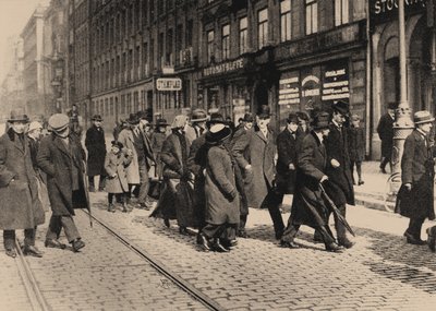 Lenin in Stockholm met Ture Nerman en Carl Lindhagen op 13 April 1917, 1917 door Axel Malmström