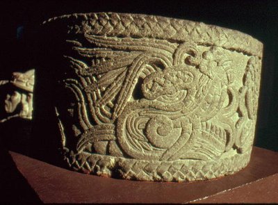 Urn met Gevederde Slang door Aztec