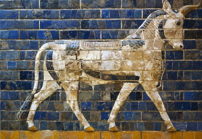 Een stier, detail van geglazuurde bakstenen tegels met mythologische dieren die de Processieweg naar de Ishtarpoort in Babylon sierden tijdens het bewind van Nebukadnezar II (604-562 v.Chr.). Babylonische beschaving, 7e - 6e eeuw v.Chr. door Babylonian