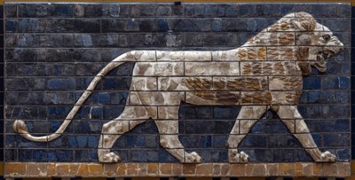 De Processieweg van Babylon opgericht onder het bewind van Nebukadnezar II (605-562 v.Chr.): detail van de Ishtarpoort met een mozaïekleeuw van bakstenen. Babylon - Archeologisch Museum Istanboel door Babylonian