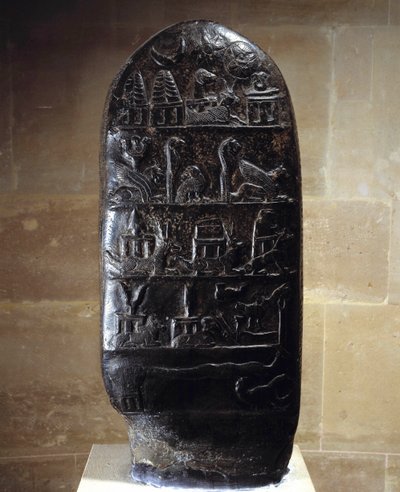 Oosterse oudheid: stele (of kudurru, steun van landdonatie) in zwart kalksteen met bas-reliëfs van koning Meli-Shipak II (1186-1172 v.Chr.) ten gunste van zijn zoon Marduk-apla-iddina. Ze vertegenwoordigen de grote goden. Van de site van Su door Babylonian