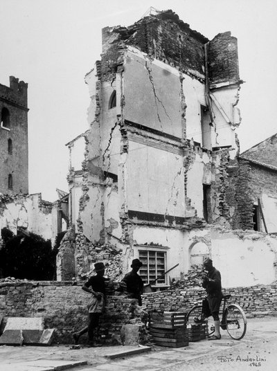 De bombardementen van Sermide. Drie mensen voor een groep gebombardeerde huizen door Baccarini and Porta