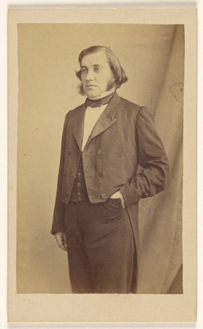 [Ongeïdentificeerde man met schaapsvacht, staand]. door Bailly and Maurice
