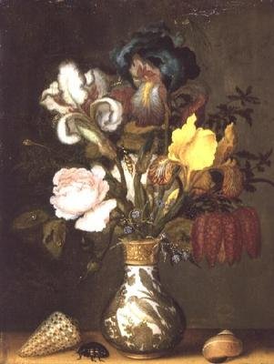 Iris, rozen en andere bloemen in een porseleinen vaas met schelpen door Balthasar van der Ast