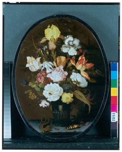 Stilleven met bloemen in een glazen vaas op een richel, met een hagedis en kevers door Balthasar van der Ast