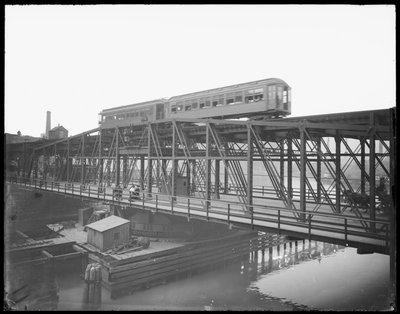 Verhoogde trein die de Wells Street Bridge oversteekt, Chicago, Illinois, VS, c.1905 door Barnes and Crosby
