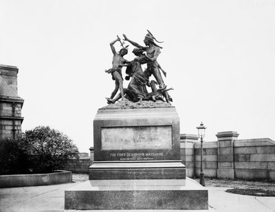 Fort Dearborn Massacre Monument op Calumet Street en 18th Avenue, Chicago, Illinois, VS, ca. 1900 door Barnes and Crosby