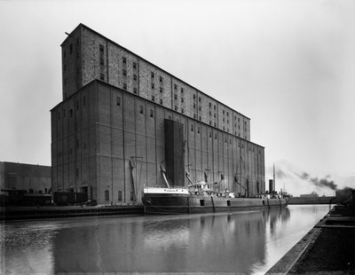 S. S. Arthur Orr bij Armour Elevator E, Chicago, Illinois, VS, ca. 1905 door Barnes and Crosby