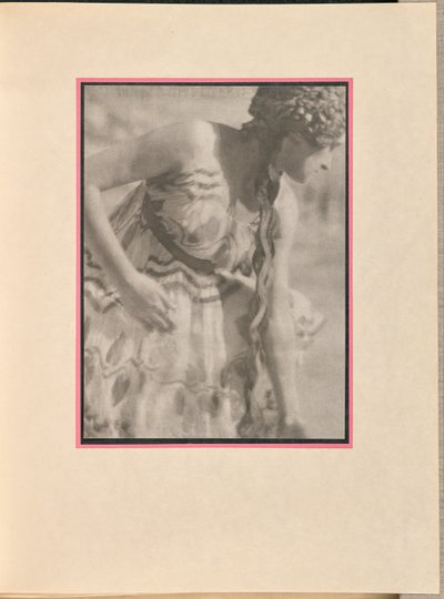 [Danseres als nimf, buigt]. door Baron Adolf De Meyer
