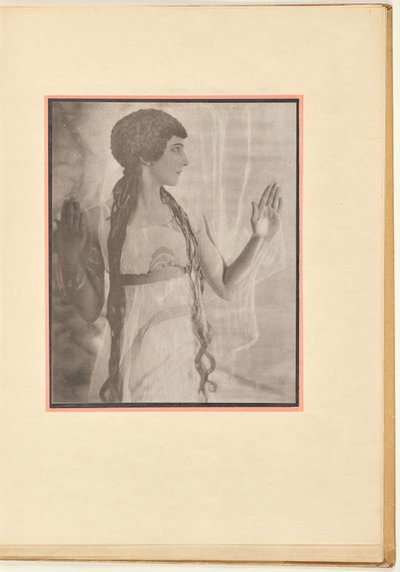 [Vrouwelijke danseres als een nimf, met opgeheven armen]. door Baron Adolf De Meyer