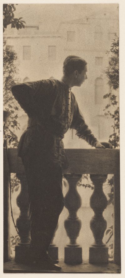 [Zelfportret] / [Adolf de Meyer op het balkon van Palazzo Balbi-Valier, Venetië, Italië]. door Baron Adolf De Meyer