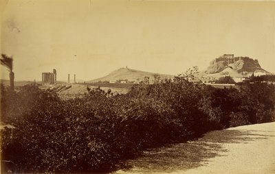 Athene - Tempel van Zeus Olympios en Akropolis vanuit het oosten. door Baron Paul des Granges