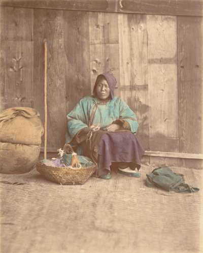 [Chinese vrouw zittend met mand] door Baron Raimund von Stillfried