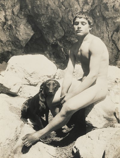 [Naakte jongen en hond]. door Baron Wilhelm von Gloeden