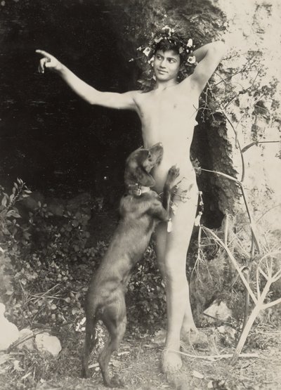 [Naakte jeugd met hond]. door Baron Wilhelm von Gloeden