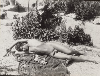 [Liggende naakte jonge man]. door Baron Wilhelm von Gloeden