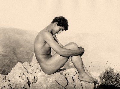 Studie van een mannelijk naakt op een rots, Taormina, Sicilië, c.1900 door Baron Wilhelm von Gloeden