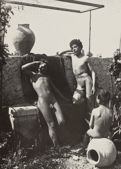 [Drie jongens in een tuin] door Baron Wilhelm von Gloeden