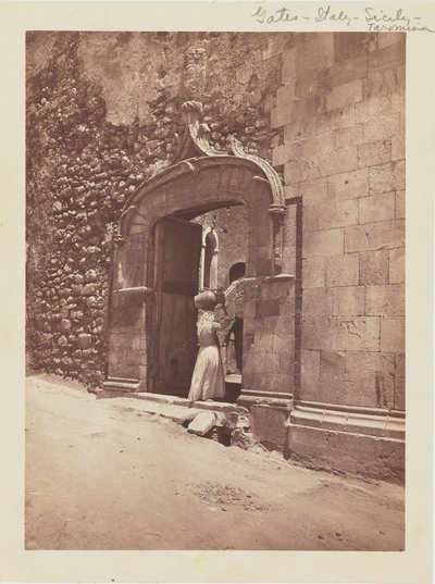 [Vrouw die poort binnengaat] door Baron Wilhelm von Gloeden
