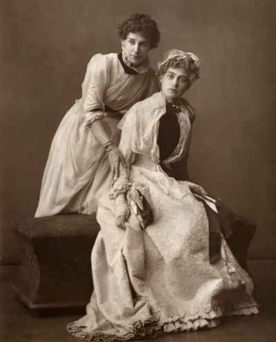 Britse actrices Eweretta Lawrence en Grace Otway in On Change, 1886 door Barraud
