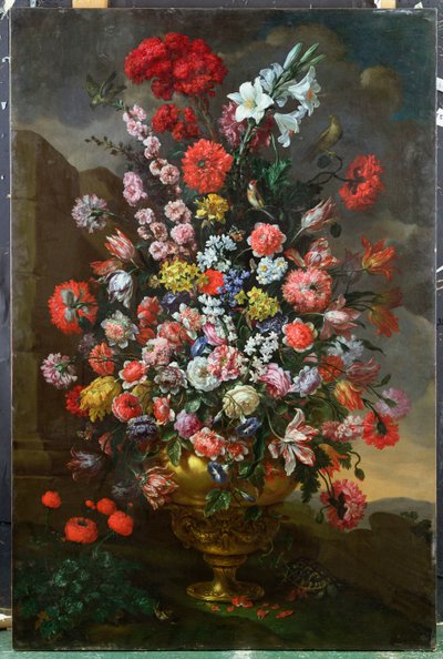Lelies, Tulpen, Anjers, Pioenen, Winde en Andere Bloemen in een Bronzen Urn met Vogels, een Schildpad en Vlinders in een Landschap, 1718 door Bartolomeo Bimbi
