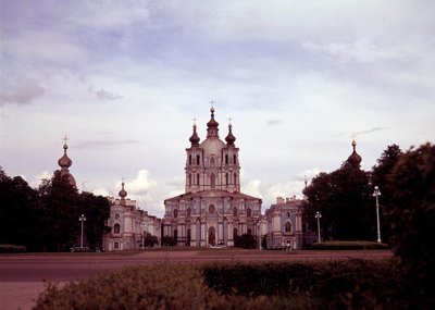 Architectuur: uitzicht op het Smolny-klooster gebouwd tussen 1748 en 1835 door architect Francesco Bartolomeo Rastrelli (1700-1771), Sint-Petersburg, Rusland. door Bartolomeo Franceso Rastrelli
