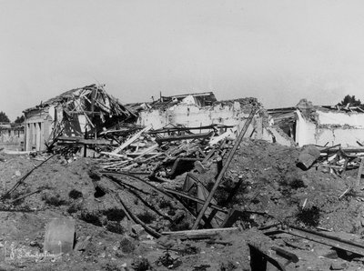 De bombardementen van Sermide: gebouwen beschadigd tijdens de Tweede Wereldoorlog door Bayard and Bertall