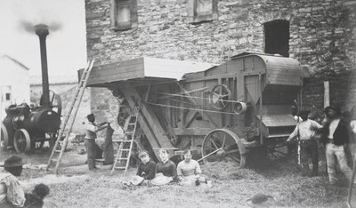 Stoomdorsmachine, Mons, 1883 door Belgian Photographer