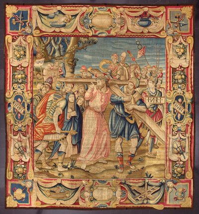 Christus en Simon van Cyrene (de Cyreneër). (Vijfde stop van de Kruisweg (het dragen van het kruis). Een stuk van het kruis draagt de inscriptie I.N.R.I. (INRI). Wandtapijt gemaakt in de manufacturen van Brussel. 16e eeuw Genua, Musei di Strada Nuova door Belgian School