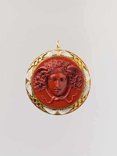 Hoofd van Medusa (Rode jaspis gemonteerd in goud met wit email) door Benedetto Pistrucci