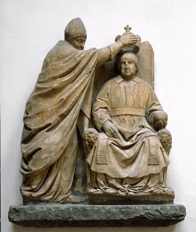 Kardinaal Latino di Carlo Orsini (1410-1477) kroont Ferdinand II van Aragon (1452-1516). Marmeren beeldhouwwerk door Benedetto da Maiano (1442-1497). Florence, Museo Nazionale del Bargello door Benedetto da Maiano