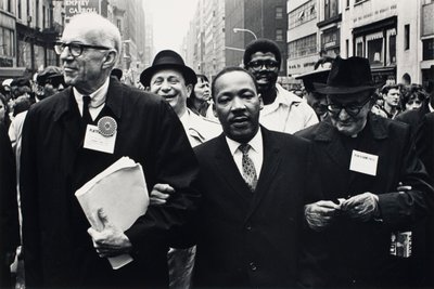 Dr. Benjamin Spock, Dr. King, en Monseigneur Rice van Pittsburgh marcheren in de Solidarity Day Parade door Benedict J. Fernandez