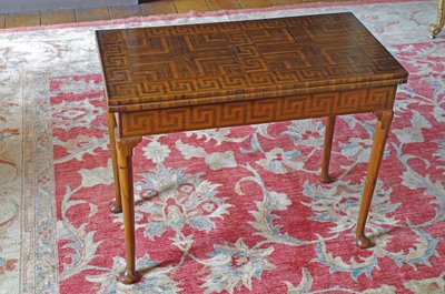 Een George II Rechthoekige opvouwbare kaarttafel door Benjamin Goodison
