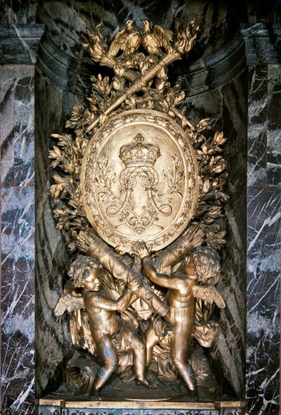 Beeldhouwwerk op de trap van de Escalier de la Reine dat symbolisch het huwelijk van Lodewijk XIV en Maria-Theresia van Oostenrijk viert door Benoit or Massou Masson